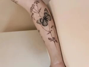 tatuajes florales zaragoza Tatuaje floral en el brazo