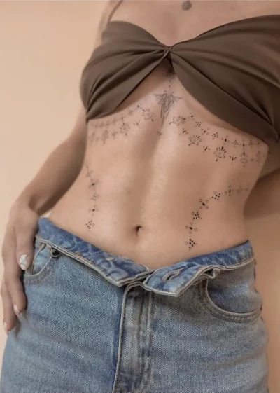 chica con tatuajes ornamentales en el abdomen 2 chica con tatuajes ornamentales en el abdomen