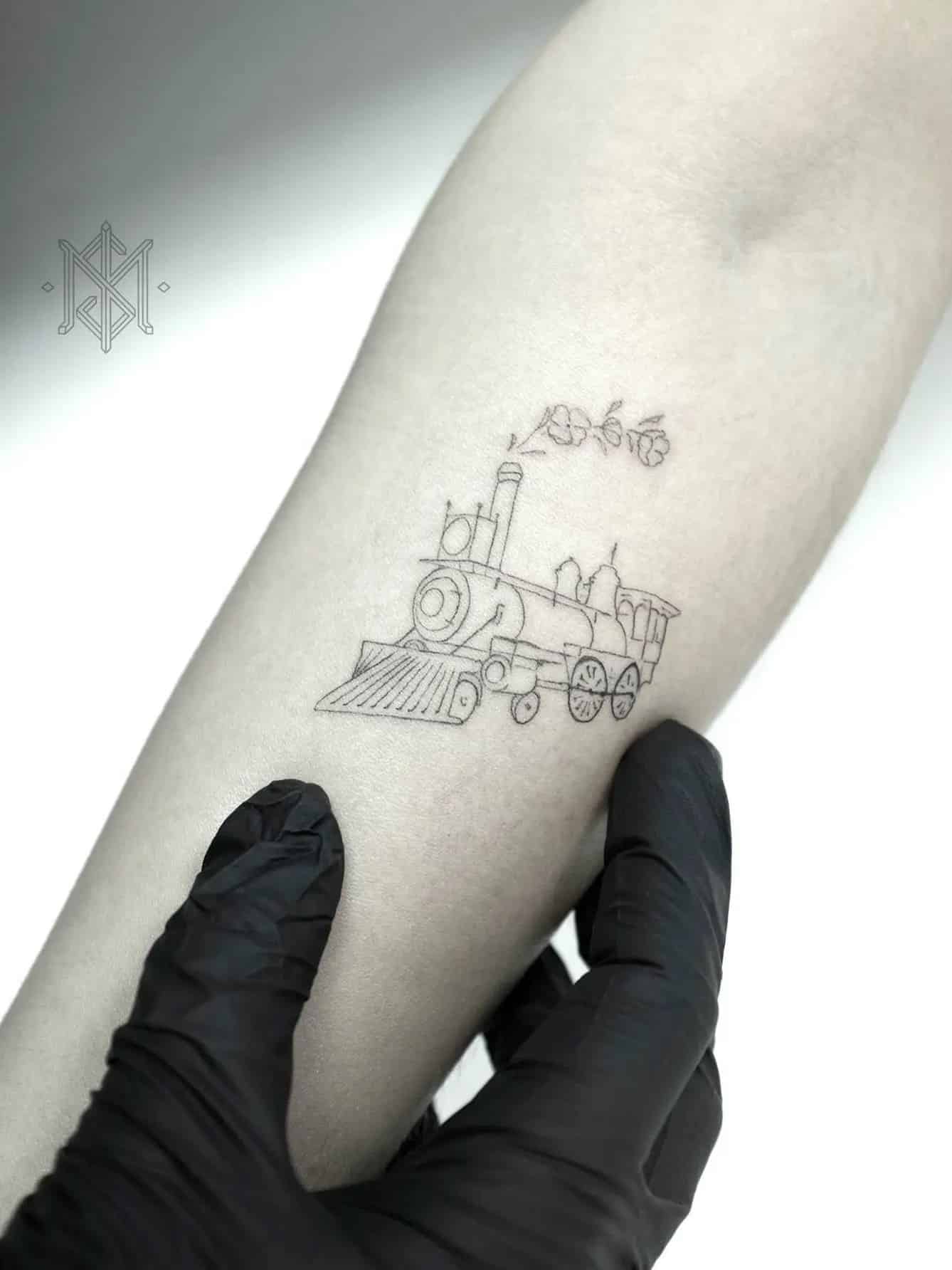 tren tatuado de forma minimalista