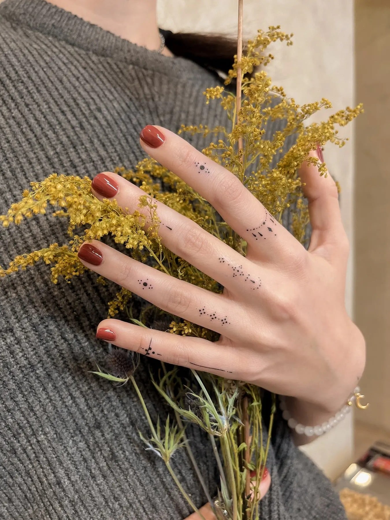 tatuaje minimalista en manos