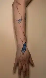 tatuaje kintsugi en brazo y mano