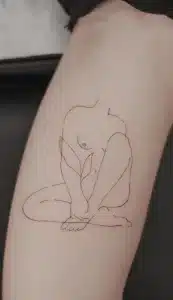 tatuaje minialista zaragoza 2 e1750678358994 768x1329 1 Tatuajes Madre e Hija: Conexiones que Dejan Huella 1
