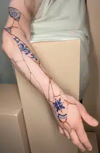 tatuate kintsugi en brazo y antebrazo tatuaje Kintsugi en antebrazo