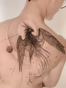 tatuaje microrealismo de un fenix